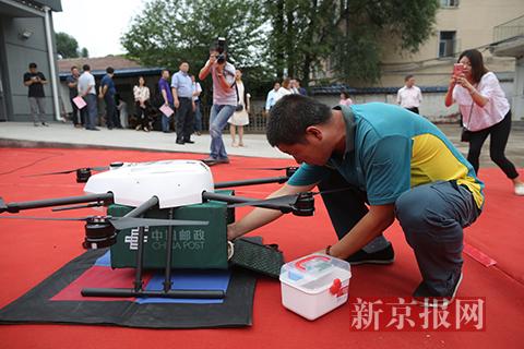 首次无人机投递试飞成功 未来京西邮政将用上“无人机”
