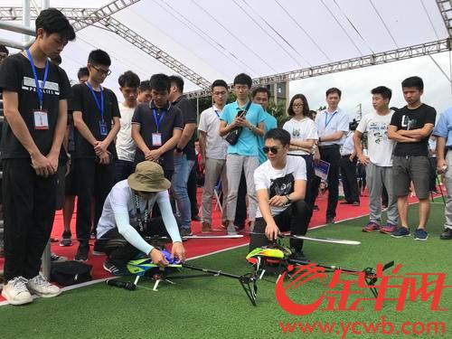 “世界青年技能日”技校生上演无人机大战 选手遥控打“配合战”