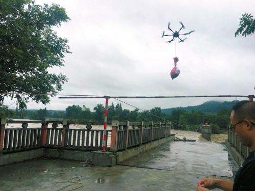 桥梁被撞断 四川村落沦孤岛 无人机急空运奶粉