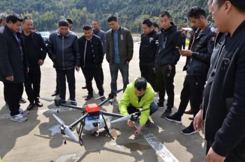 无人机用于植保 金华农业“机器换人”机遇与挑战并存
