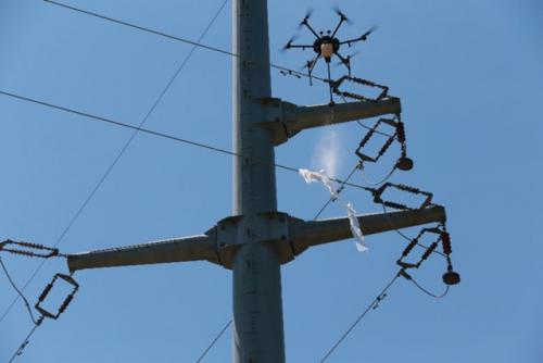 塑料袋缠高压线导致“嗞嗞”放电，无人机升空喷火将其烧毁(图文)