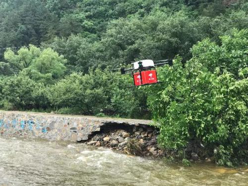 科技有温度！暴雨过后天空飞来一抹京东红