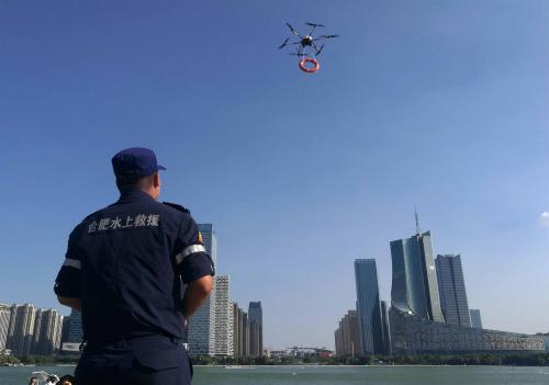 接住！无人机空投救生圈