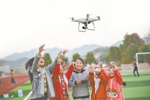乡村孩子们玩起了无人机 