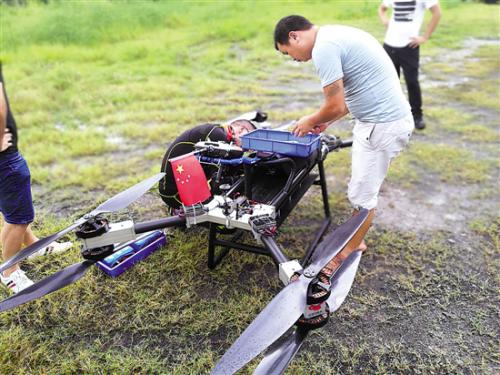 男子研发出载人“飞行摩托” 是否实用还得要再验证