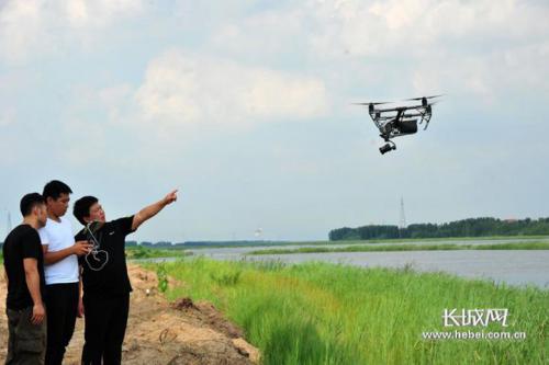 文安县“借眼”无人机巡河查险