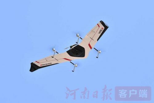 国内首款电动可折叠垂直起降固定翼无人机在郑大西亚斯学院交付使用