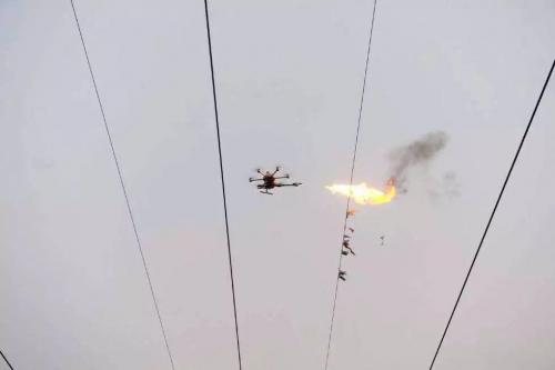 无人机还能喷火？你敢信？