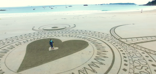 沙耙创作沙画航拍机留住最美一刻