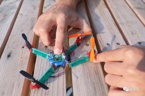 瑞士科学家造出了撞不坏的无人机丨Science Robitics