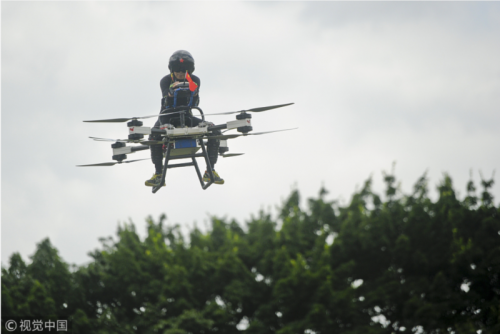 为追梦倾家荡产终研发出飞行摩托车 迎来首次载人试航