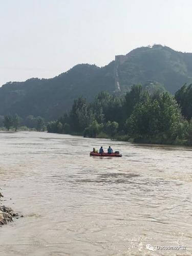 接到蓝天救援队搜救溺水者支援请求，大佥姑娘张红艳和水下机器人奋斗在救援一线