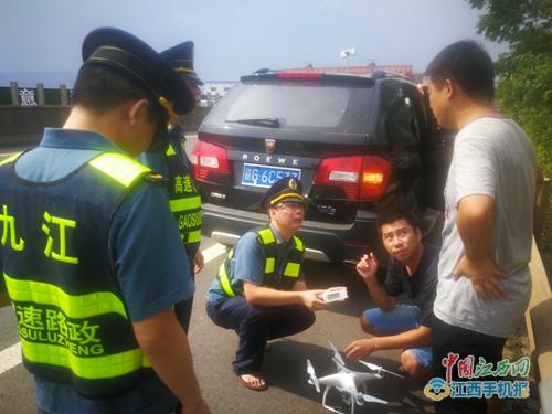九江高速路政一大队联合德安县政府首次使用无人机开展路域环境综合整治活动
