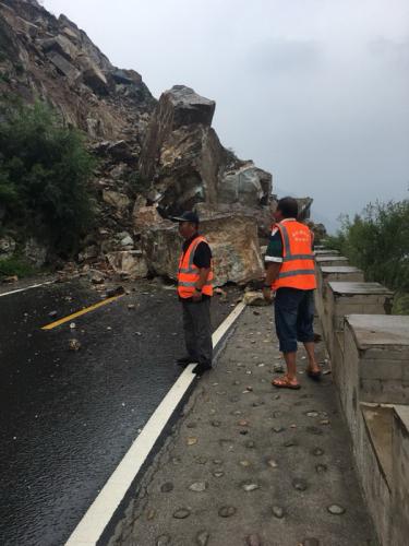 小型无人机已在房山山体塌方现场等候 将进行受灾程度等数据采集