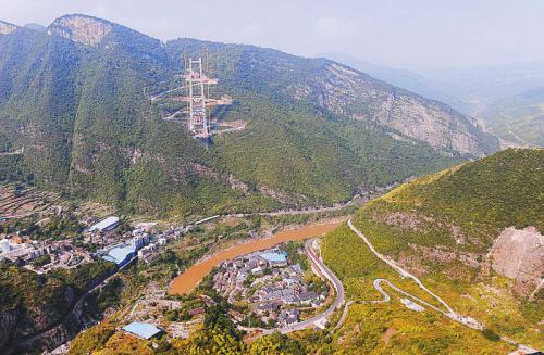 无人机牵引万吨钢索过赤水 亚洲山区“第一跨”开始架缆