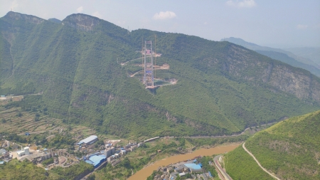 无人机“引线”赤水河大桥2000米先导索过江