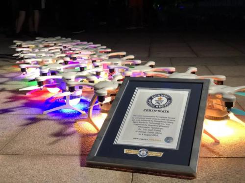 “天幕连环画”破世界纪录，1589架无人机致敬2600万家政从业者