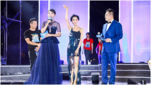 “紫霞仙子”朱茵现身厦门 1589架无人机霸屏朋友圈