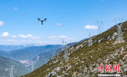 川藏电力联网工程成功升压至500千伏运行 升压前无人机专项巡检