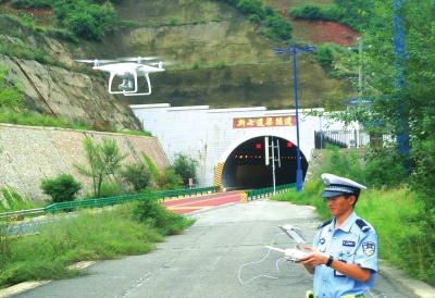 兰州韩家河交警大队使用无人机查隐患