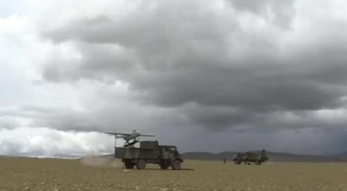 我军远火旅高原射击超射程极限 无人机首次协同作战