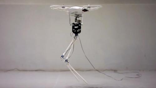 只有一双腿在「走路」！怪异设计无人机非实用走向