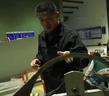 中国工程师海外维修无人机 刚修好敌人就打过来了