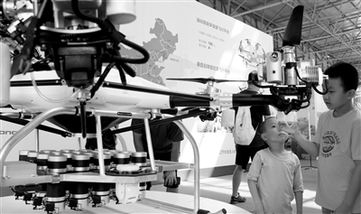 无人机搭载灭火弹 高层灭火『一招解』