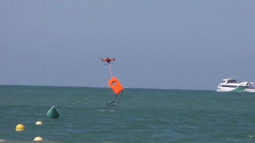 防水无人机大显身手，秒速到达目标位置营救溺水者