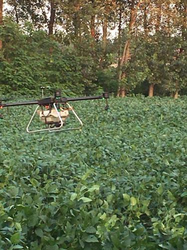 险！高铁沿线惊现无人机喷洒农药 许昌警方已查处