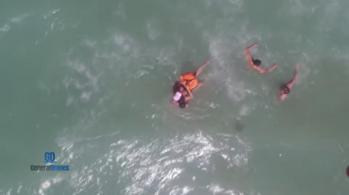 好险有它！无人机及时送救生衣 西班牙泳滩救困怒海泳客
