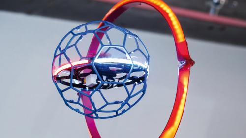 Droneball 「无人机球」攻防大战，官方比赛不比速度比入球？