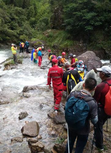 24名上海驴友深山被困 百人队伍8小时成功救援