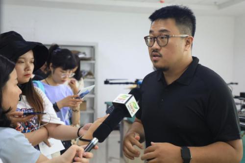 媒体采访团走进拓攻机器人，感受无人机科创新氛围