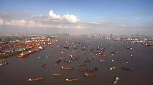 一线 | 数十公里、数百艘船，无人机江面巡查稳、准、快！