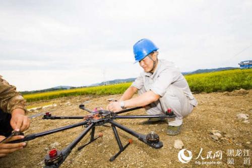 哈尔滨供电部门首次采用无人机为哈牡高铁建设电网