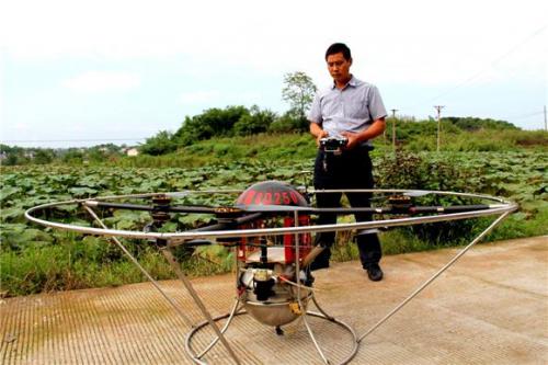 铜梁：农民种藕用上“无人机”