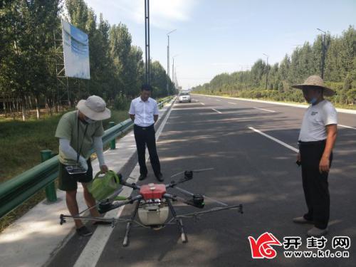 杏花营镇使用无人机开展美国白蛾防治工作