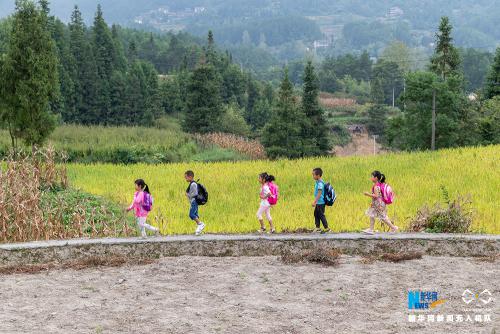 无人机航拍重庆“微小学”开学第一天