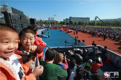 航天科技助力旅游 百架无人机飞越绿色沁源