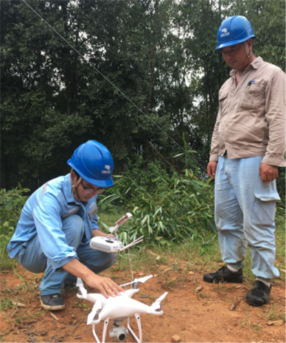 德宏芒市供电局抢修班利用无人机排查故障