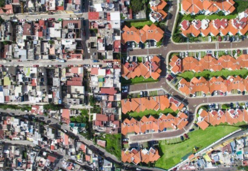 航拍图展示穷富沟壑:一条线分割"两个世界"