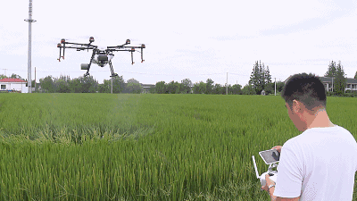 这操作太帅了！嘉定的农户开始用无人机打农药了！你见过吗？