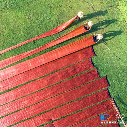 无人机探访神秘的香云纱工艺 浸染岁月静美