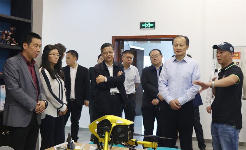 科技部党组成员夏鸣九、重庆市副市长李殿勋一行赴飞狐公司视察