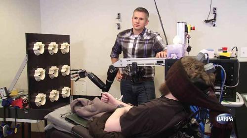 DARPA脑机接口技术突破 单人同时操控三架无人机