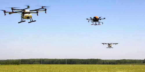 无人机冲进新疆棉田，卷起一场微型“农业革命”