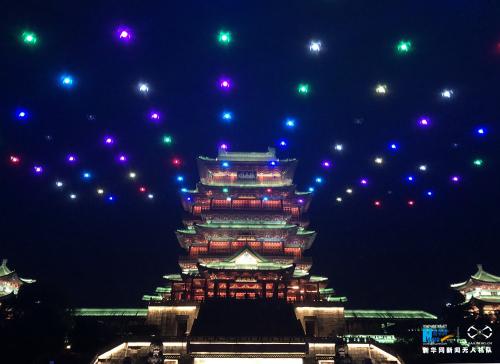 航拍南昌百架无人机编队表演 绚丽多彩