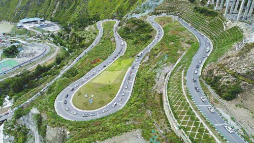 无人机巡逻雅康高速 对高速公路运营进行常态化监控