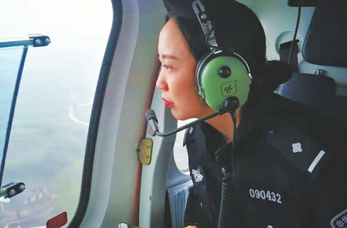 成都迎返程高峰 无人机直升机抓拍侵占应急车道